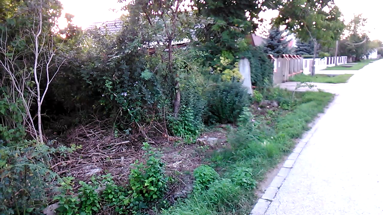 Elad� telek Tinny�n, utca fel�li r�sz, villany bevezetve